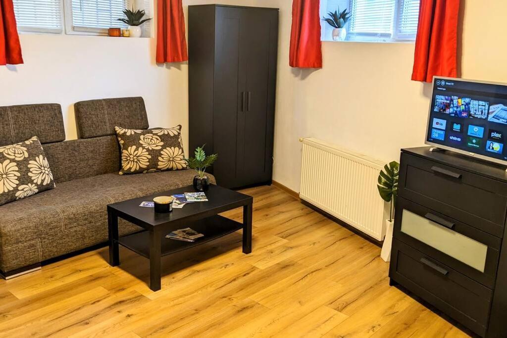 Cosy One Bedroom Flat With Free Parking & Wifi Клуж-Напока Екстериор снимка